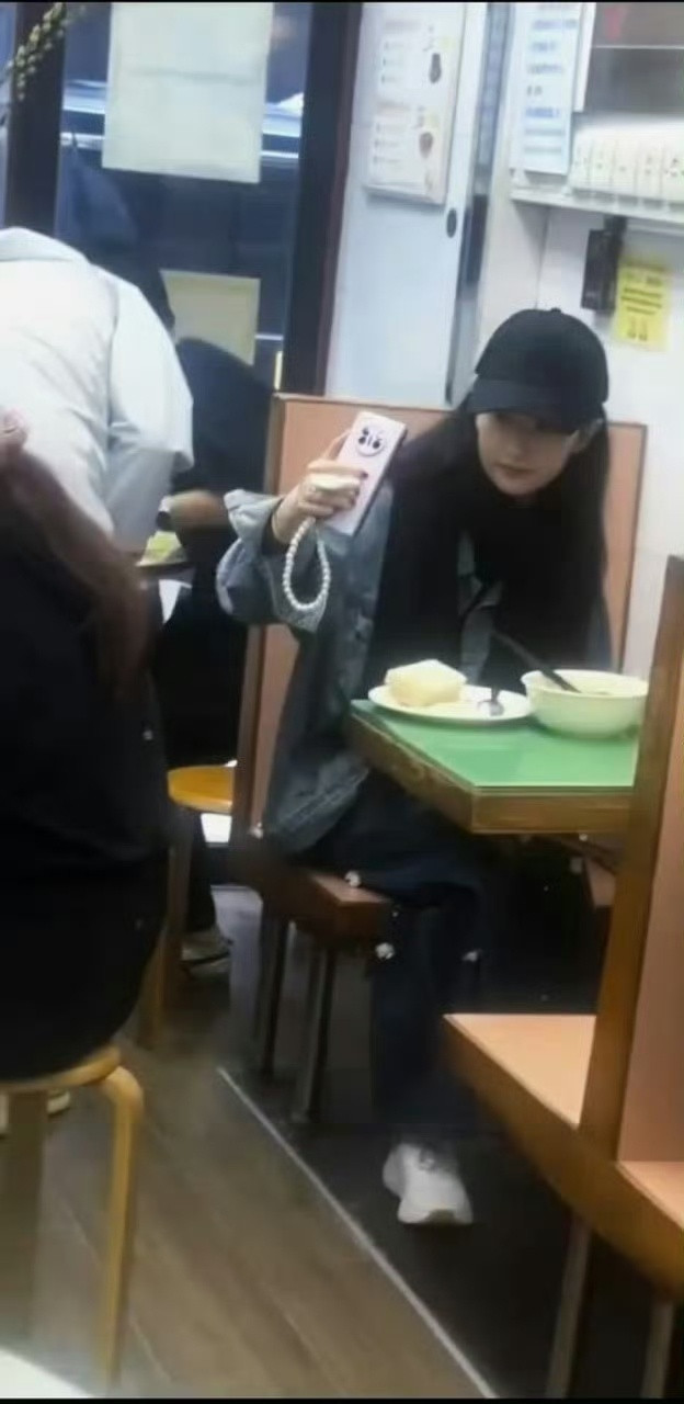 刘亦菲自拍发现被拍的反应🍜在茶餐厅自拍被镜头捕捉到啦，低头浅笑的样子好温柔～感