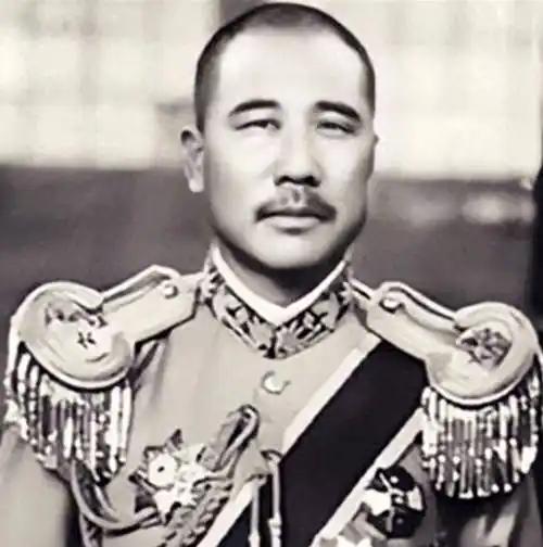 北洋军阀张宗昌，和小姨子偷情被发现。妻子为了气他，也找个了瘸子。张宗昌故意忽返，