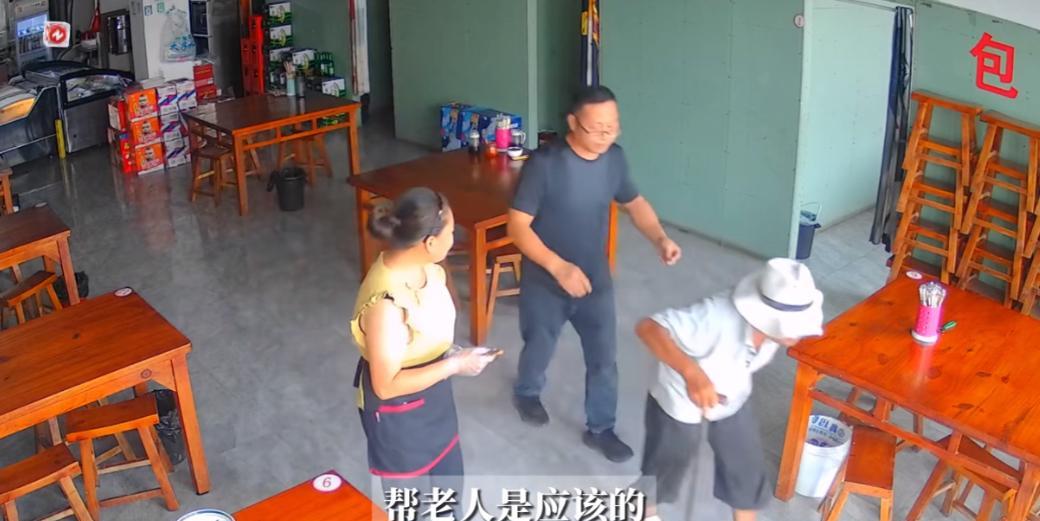 看哭了！9月1日，周口一八旬老人蹲路边卖竹筐，连续五天没开张，隔壁的饭店老板看不