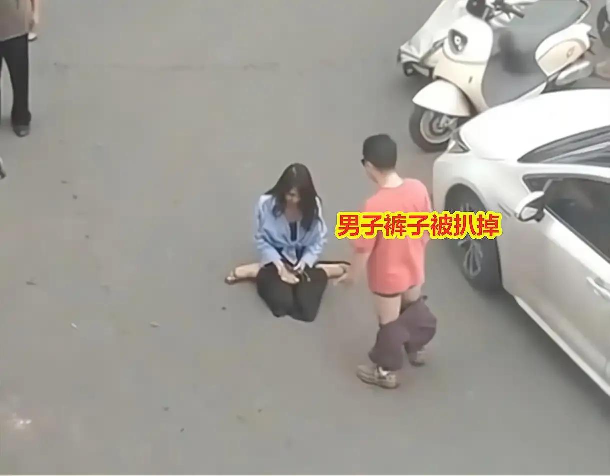 女子追尾下跪求饶，哭着把对方裤子拽掉，男子：区区200块就脱我裤子？浙江金华