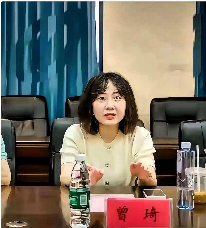 曾琦，不能细看，越仔细看，越会发现她长相平平，但是稍微一化妆又非常惊人！