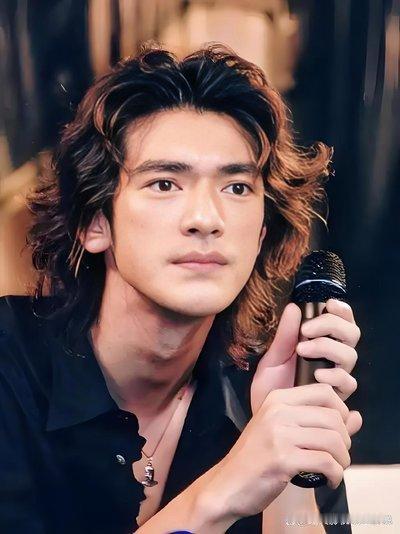 男人只要克服性欲的执念，会发现95%的女人，根本没什么别的东西可炫耀。摘掉那层荷