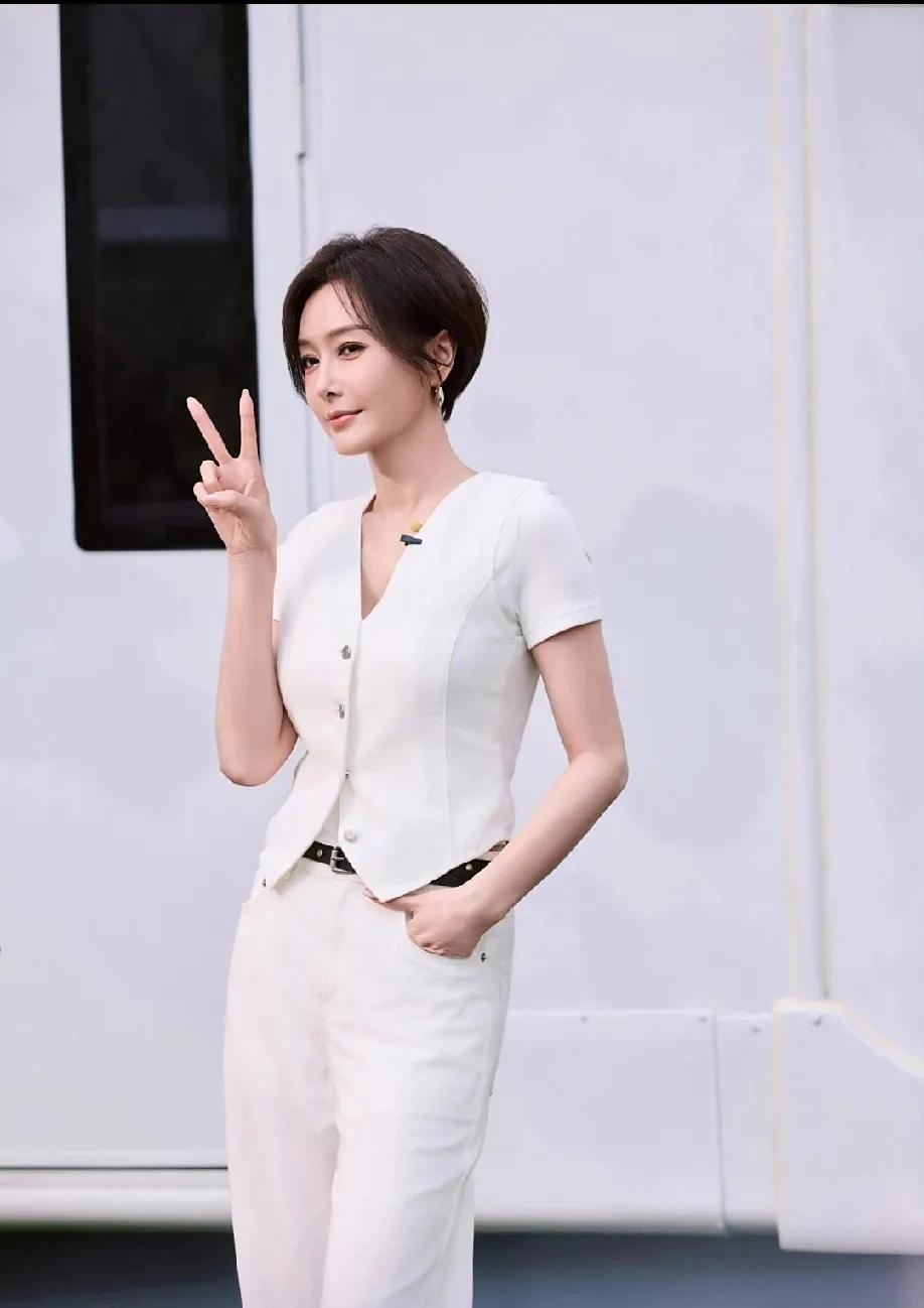 被秦岚美到了✨简约白西装造型封神谁懂啊！秦岚这组白西装造型直接杀疯💥简约