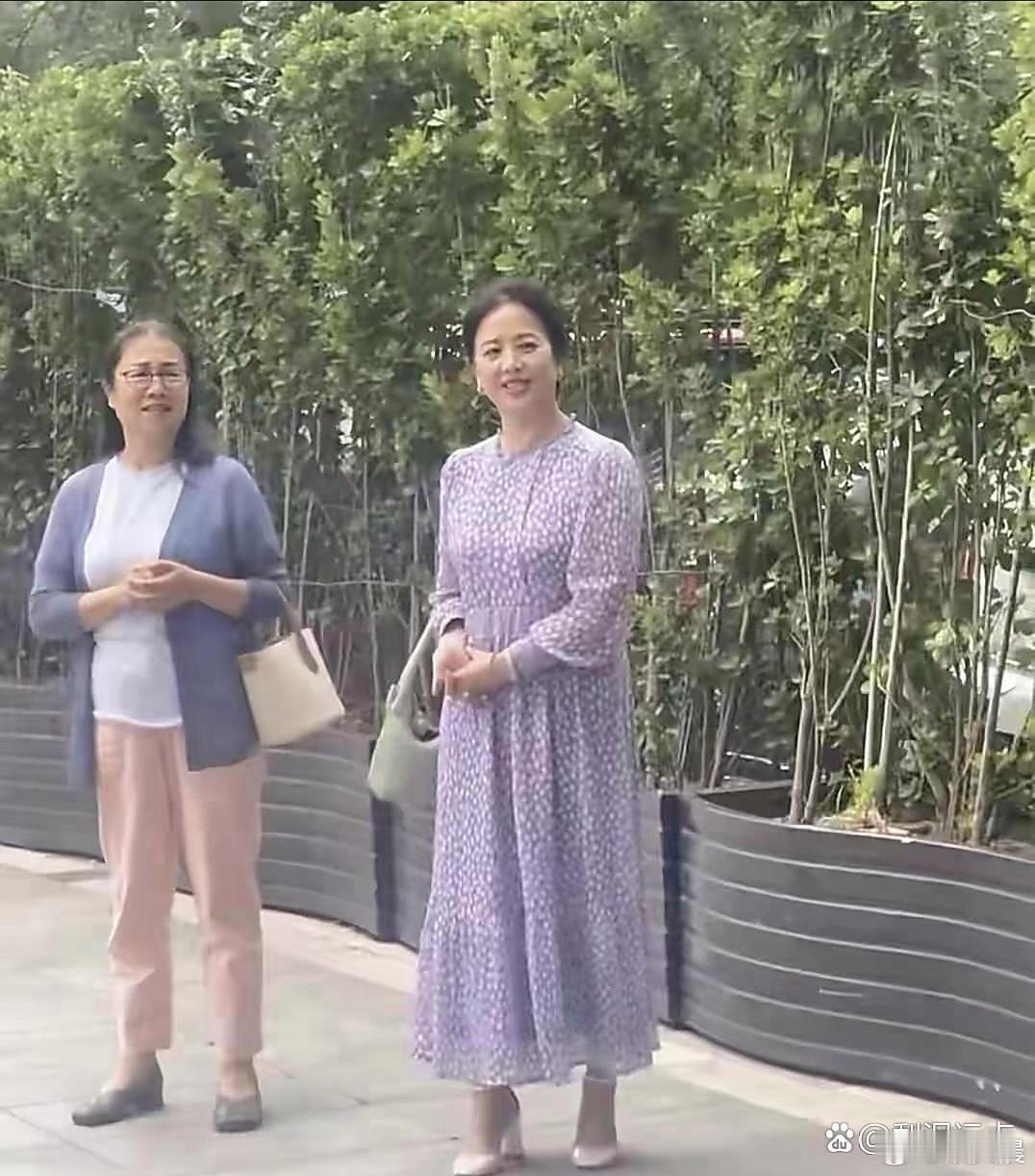 刘亦菲妈妈太绝了！65岁依旧美得优雅动人，这份绝佳状态真的让人狠狠羡慕～​​​