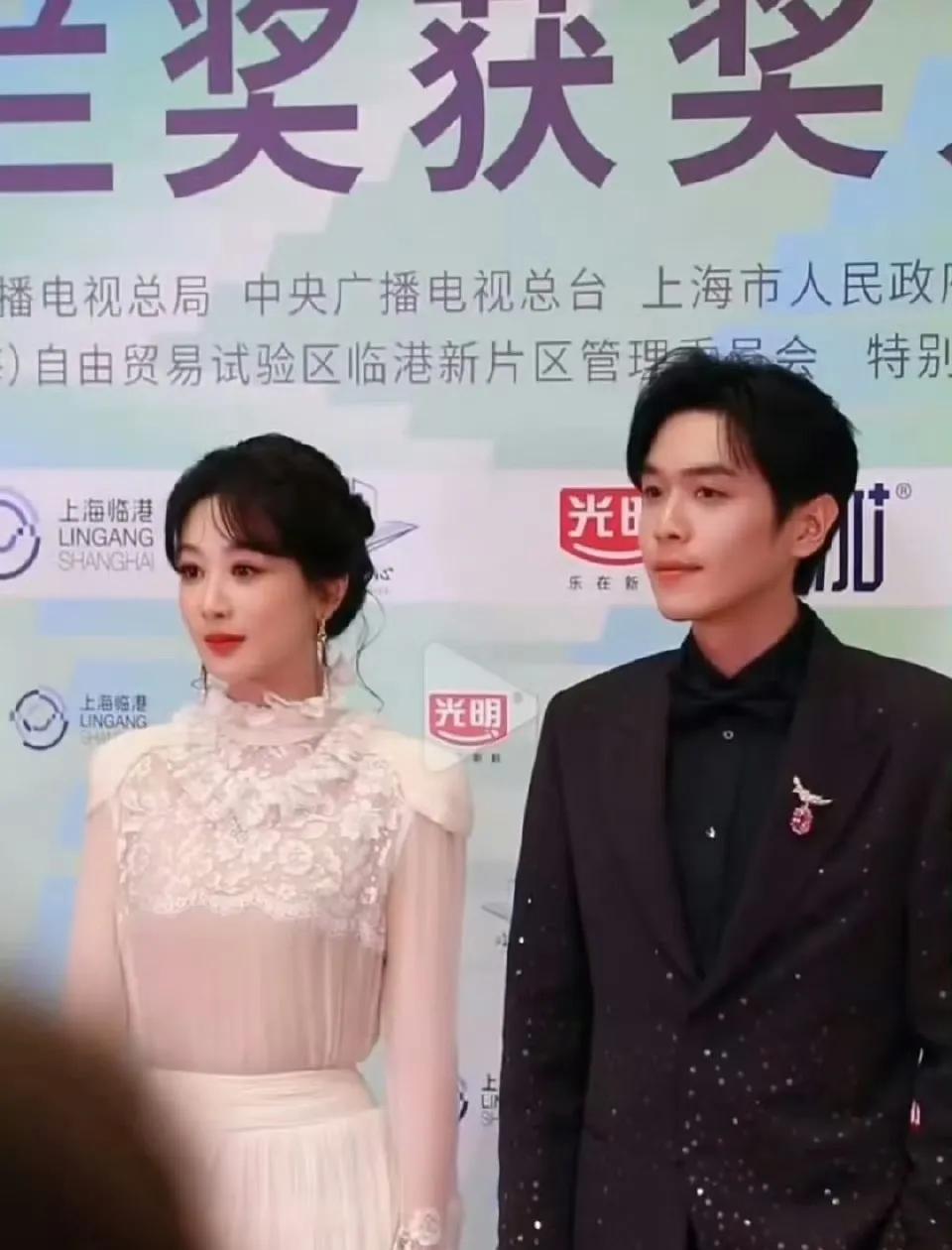 妈呀，看着杨紫和张若昀站在一起，就觉得cp感好强，好希望他两个合拍一部戏，当然就