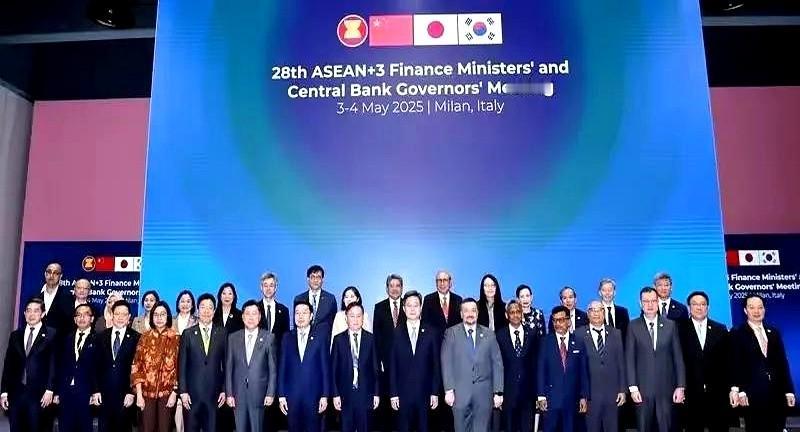 当年中国奉行闭关锁国政策，列强为进入和打开中国市场，搞了个八国联军入侵，强行开辟