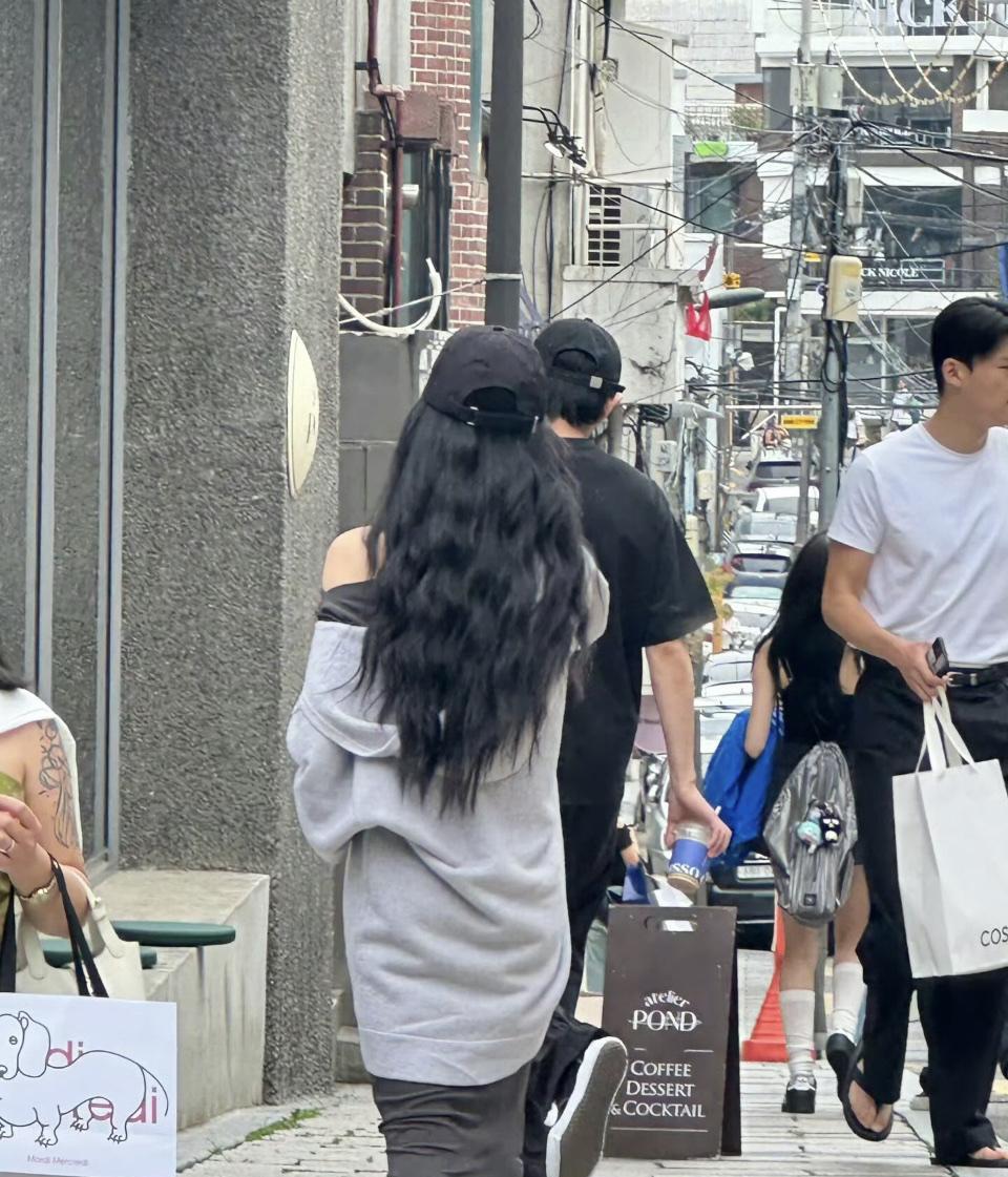2025年6月21日，多名网友在韩国首尔汉南洞偶遇王勉与一气质出众、穿搭时尚的高