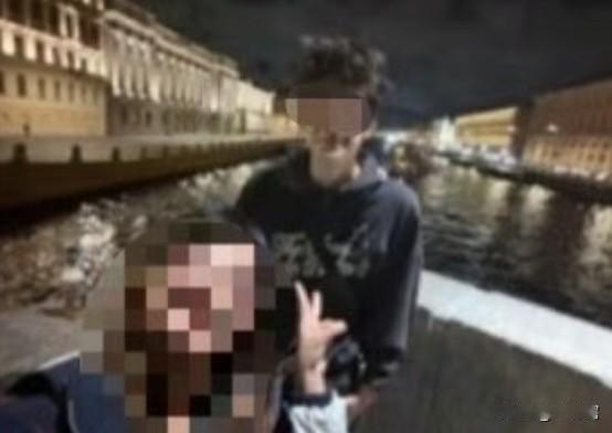 【女博主炫耀成功搭讪小自己10岁的俄罗斯男朋友】一名女博主在社交媒体发文炫耀，