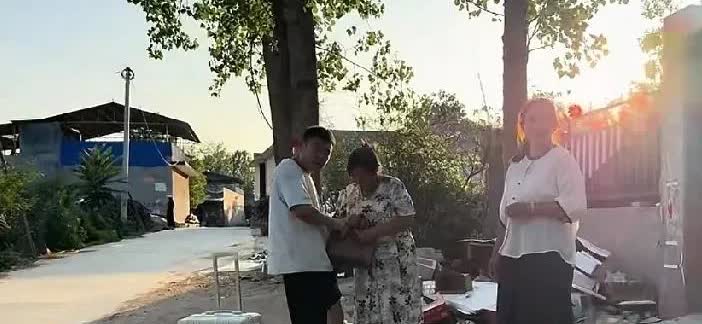 阿杜让雨露带着妈妈去旅游！雨露和灵阳出去旅游的事还是被阿杜妈妈知道了，估计是