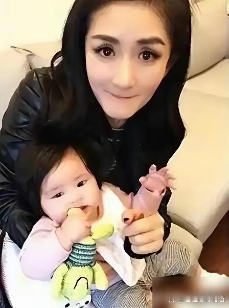 别再被“谢娜开演唱会是为了追梦”这套说辞给骗了，摊开账单算笔账，你就知道什么叫窒