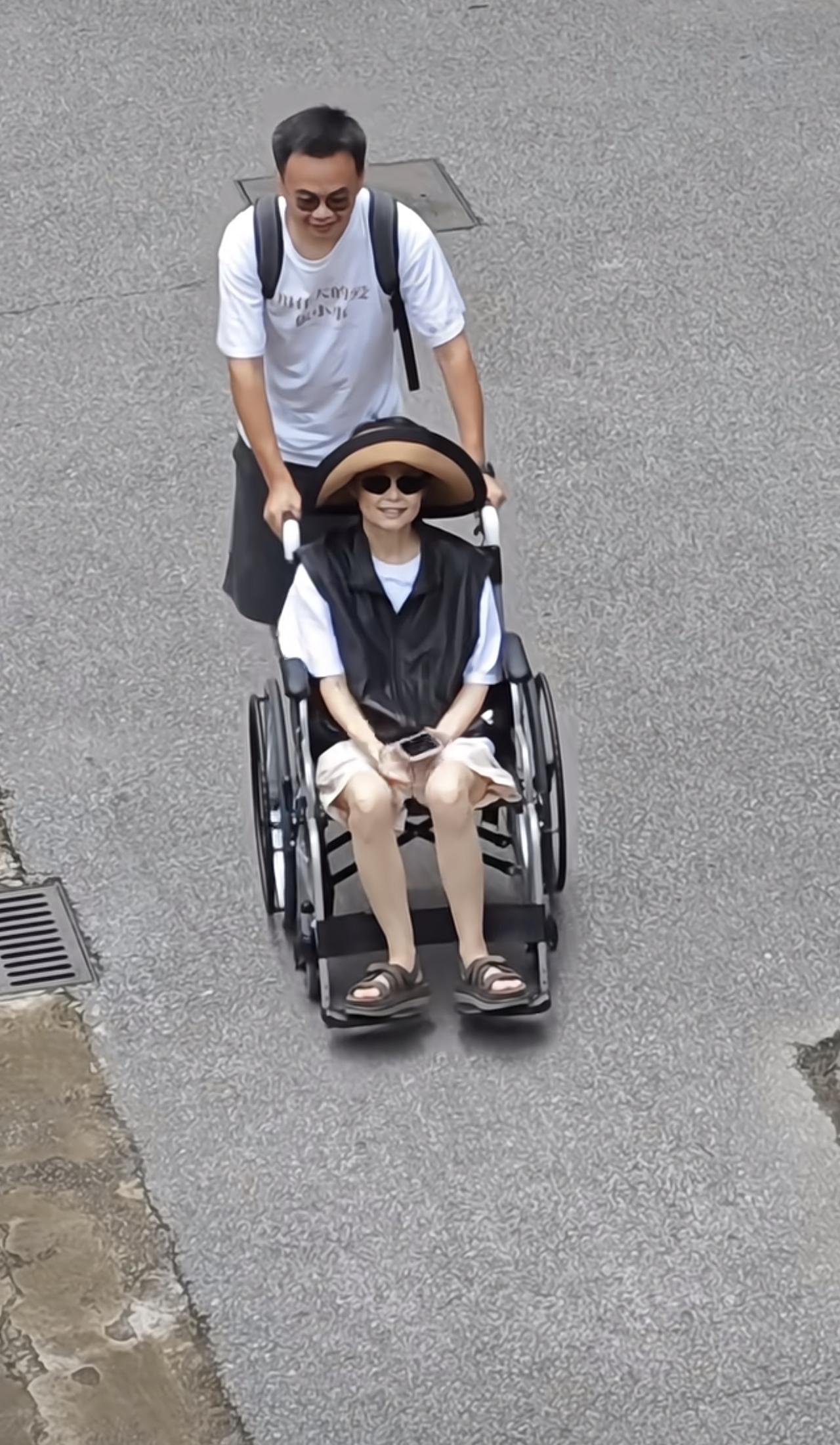 53岁袁立大病初愈，坐着轮椅身材消瘦。7月8日，袁立身边的工作人员晒出了她的