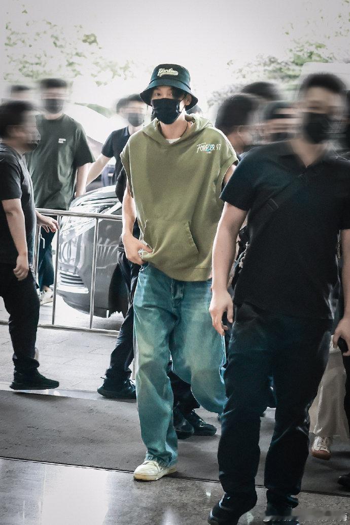 田栩宁好多痣田栩宁腋下痣原来冷白皮的痣会这么明显吗？脸上的痣点缀得好有氛围感，