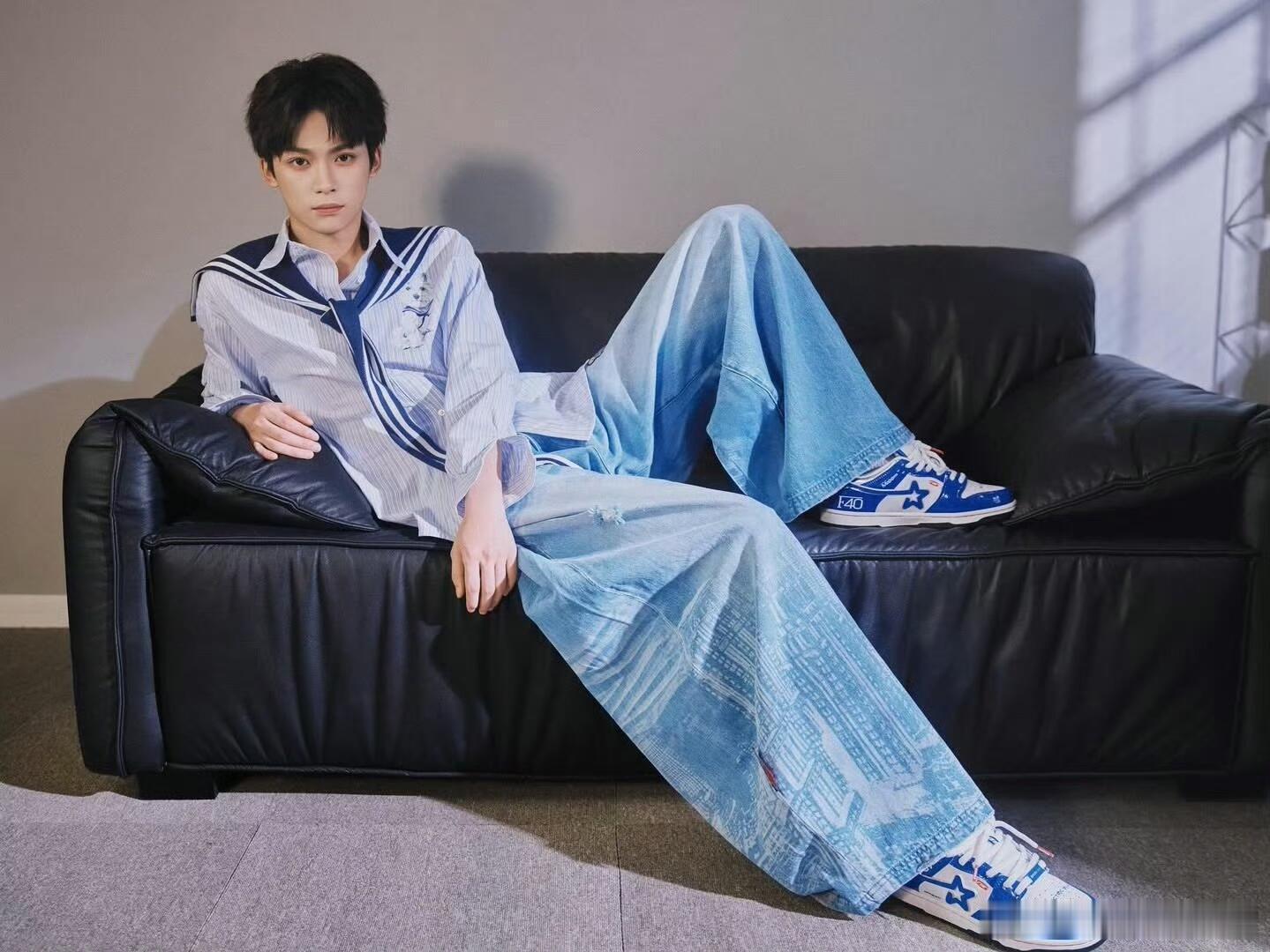 梓渝8.23穿搭，他穿衬衫～真的超可爱超萌！！cr：梓渝梓渝‖梓渝​​