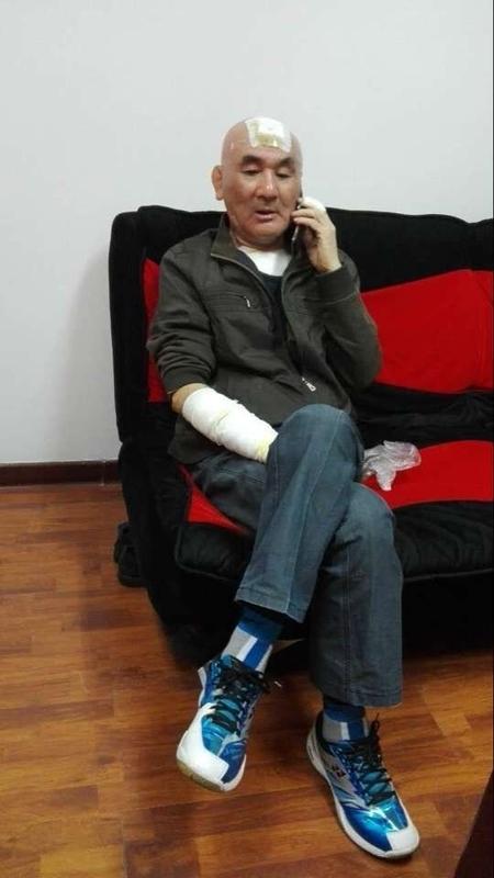 广东梅州的刘女士遇到件怪事，有个40多岁的男子，两三年来趁店里忙就往收银台扔钱，