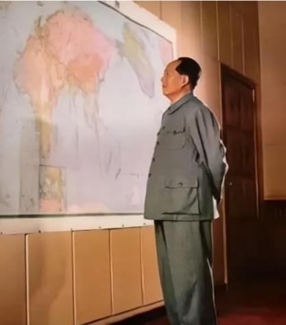 1951年抗美援朝极度凶险的第五次战役中，10万志愿军精锐主力不幸陷入敌军精心布