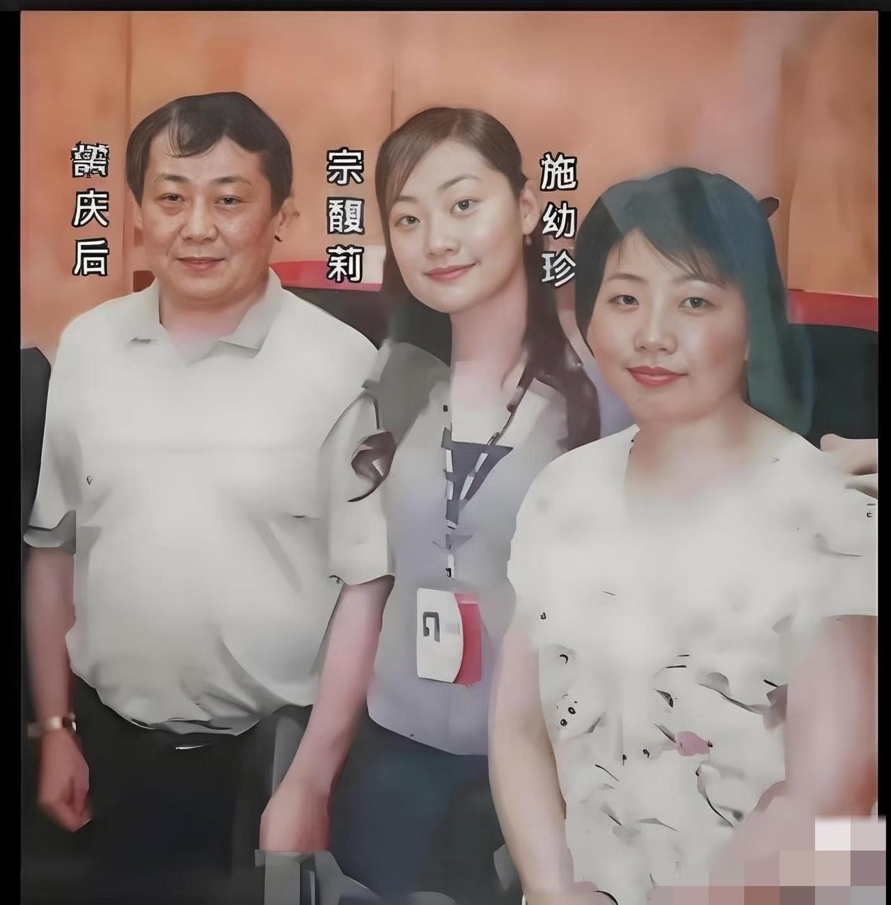 说宗馥莉恨父亲、故意“掘坟鞭尸”？这纯属把复杂棋局看简单了！她哪是泄私愤？分明
