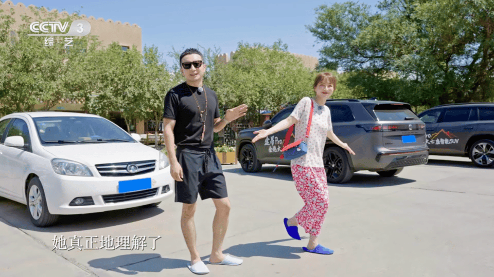 能超越吴昕松弛感的还是吴昕上回在节目里泡脚睡大觉，这次直接穿得比睡衣还自在，她