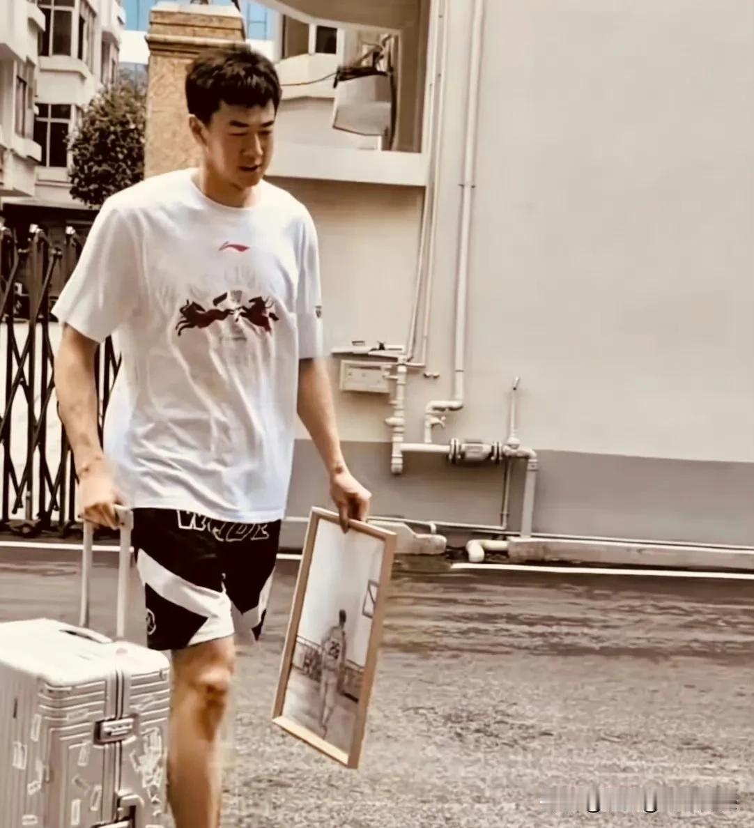 朱芳雨准备了2000万想留住王少杰，无奈两年租借合同到期，王少杰收拾行李，连夜离