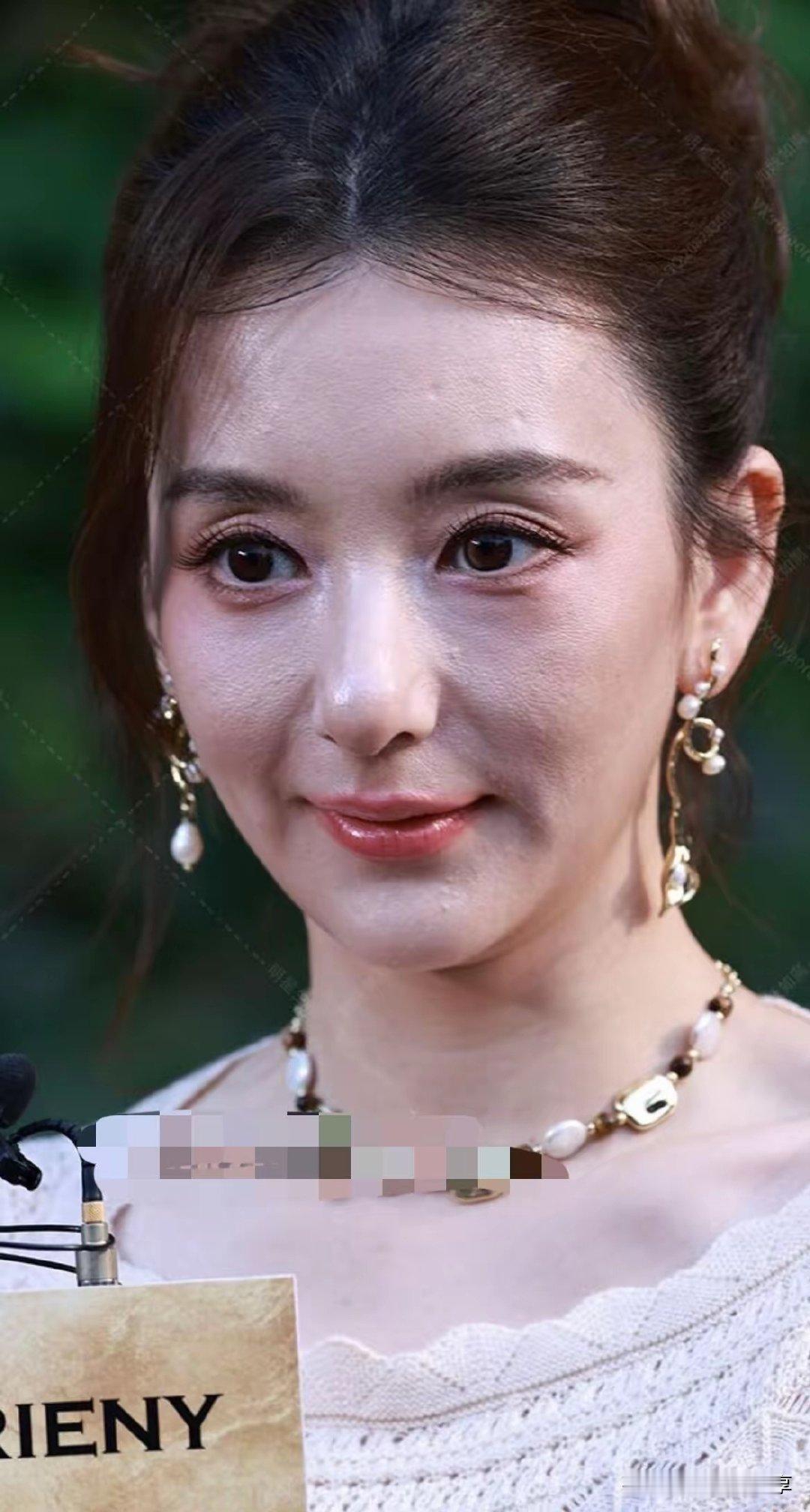 方媛比苗苗还小一岁，但整体形象上看苗苗更加耐看，苗苗的五官很圆润​