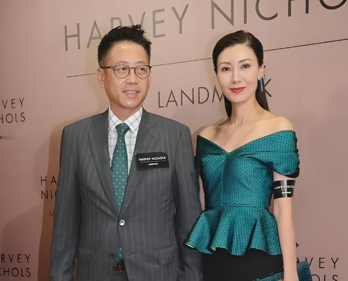 有钱人真好呀，已经60多岁的富豪许晋亨，在大街上手牵漂亮媳妇李嘉欣。虽然李嘉