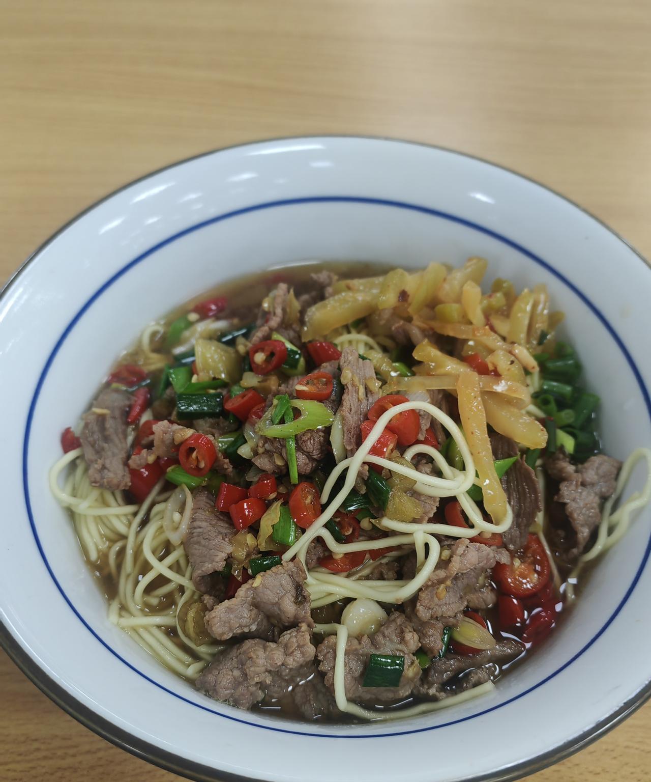 来晒一下今天的午餐。在外面学习，中午下课就到食堂里随便吃了一餐，对于北方人来说，