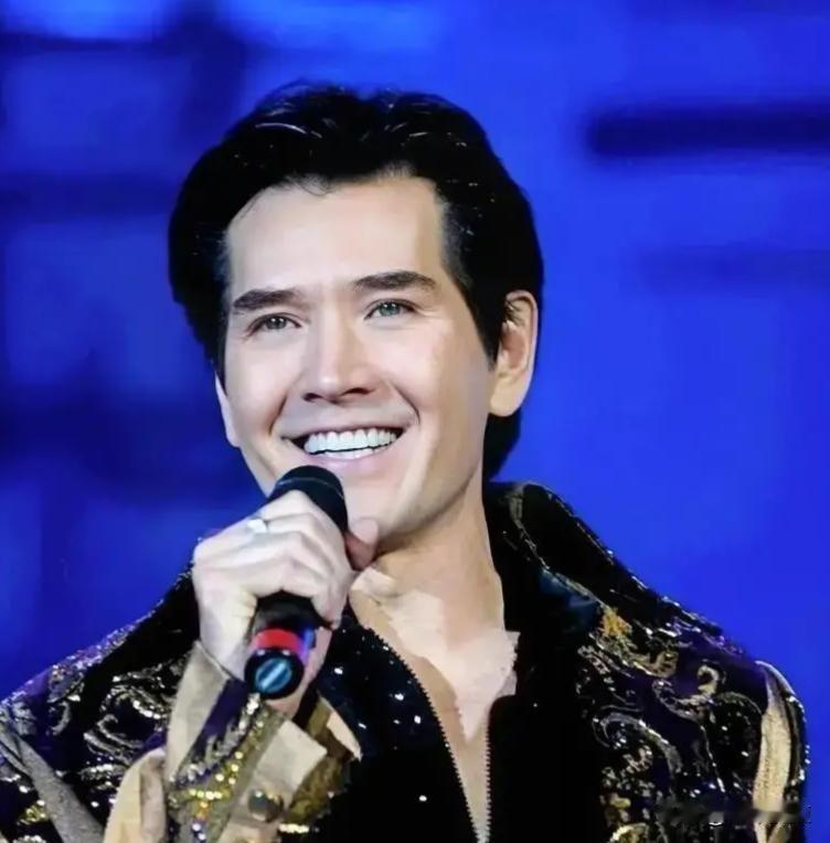 65岁煮速冻饺子，春晚火过全世界，没人问他饿不饿。费翔今年65岁，住英国二十多