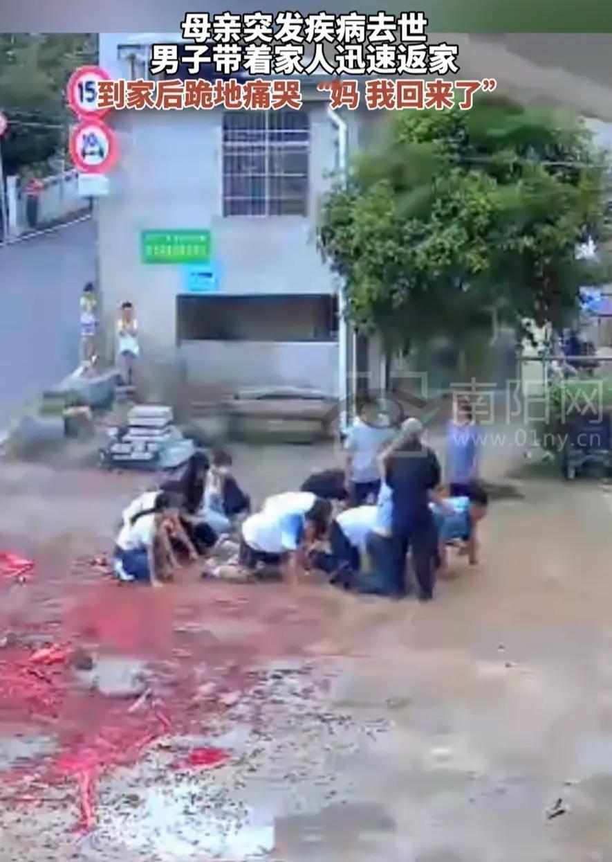 邵阳男子打工时闻母丧，归家跪地喊“妈”，网友：听着就破防破防了！湖南邵阳，男