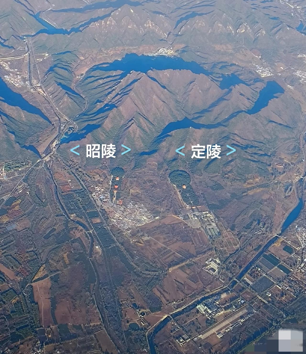 定陵（右）：万历帝朱翊钧的“终极豪宅”，深埋27米的地宫，藏着明朝最奢华的帝王梦