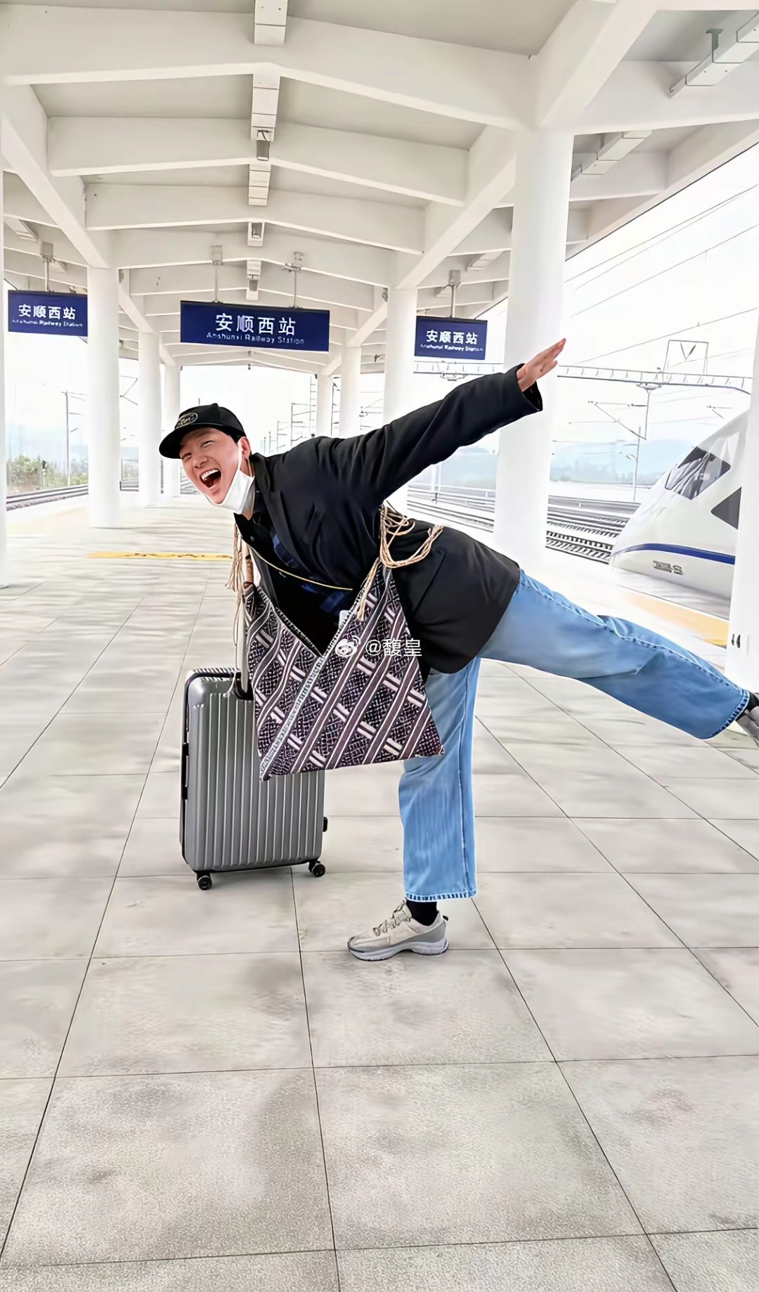 刘翔晒出旅途片段，从画面里就能看出来，他正在享受这场旅行，整个人十分开心。​