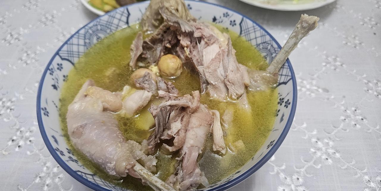 昨天干完活去菜场买一只老母鸡回家炖汤喝，犒劳一下自己。[大笑][大笑][大笑]
