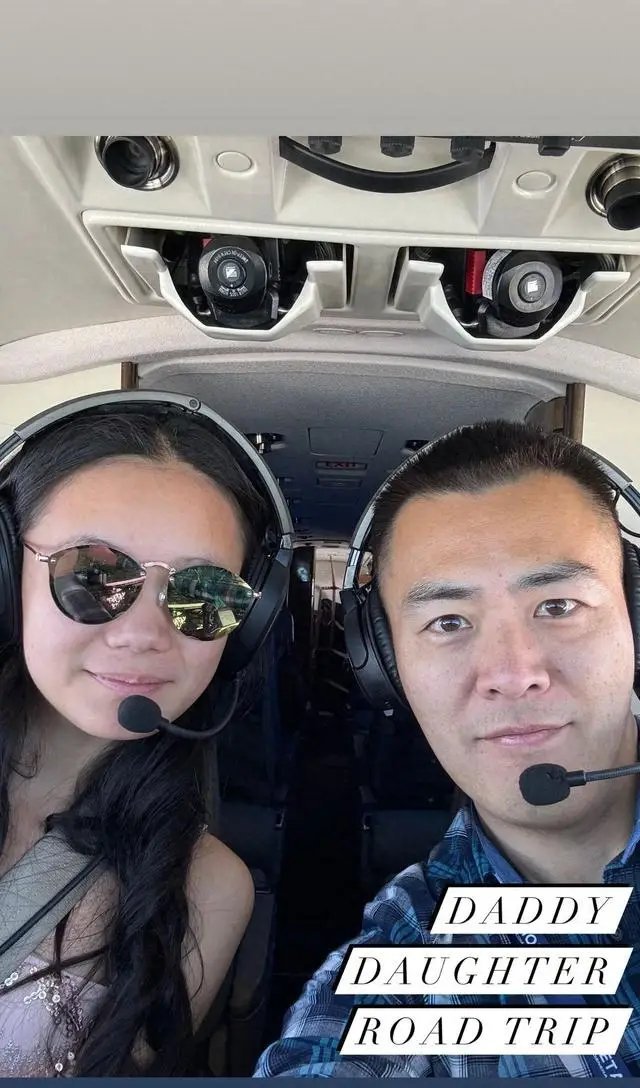 刘銮雄长子晒16岁女儿高清正面照，父女开飞机出国看演出超奢侈