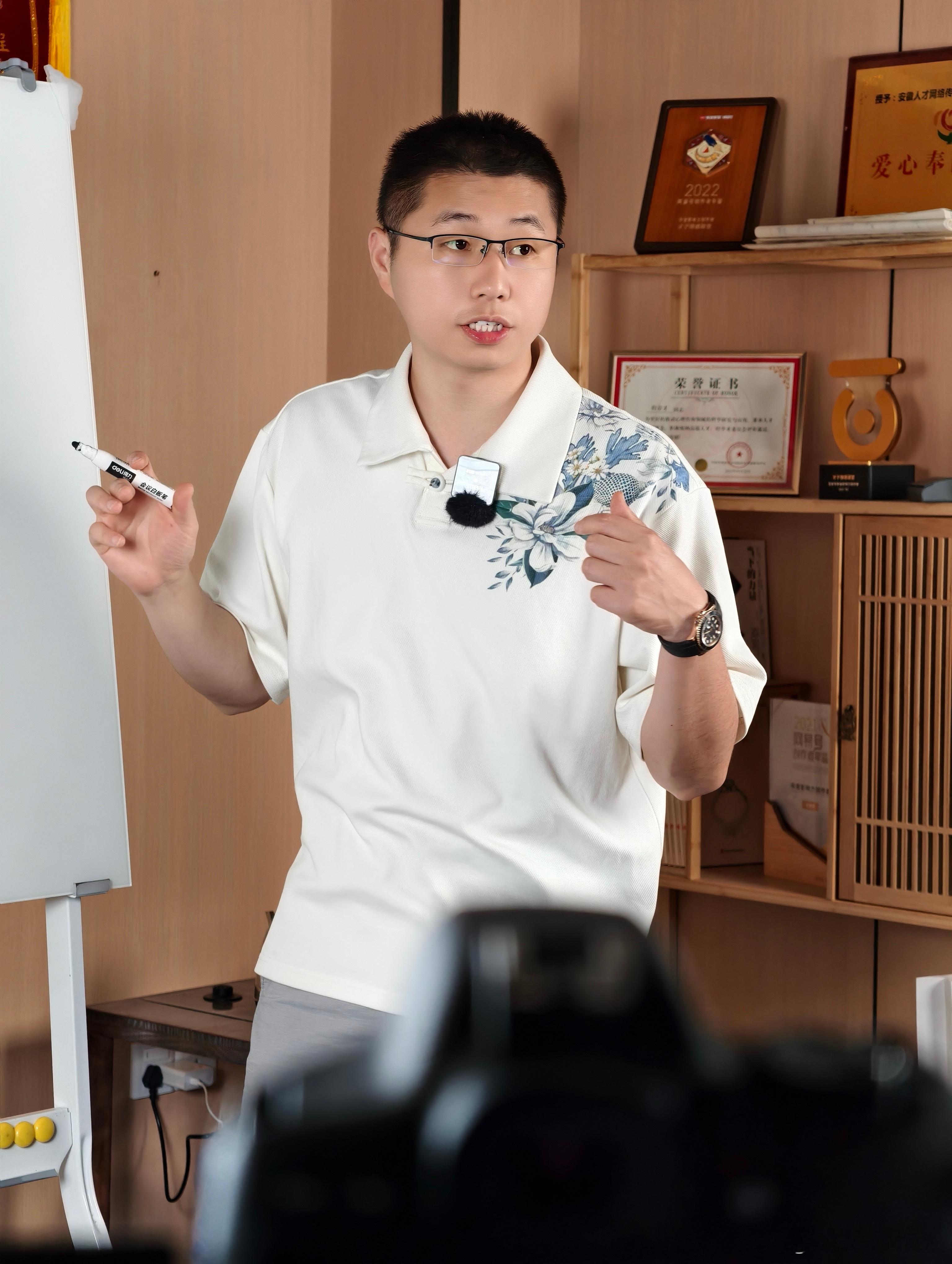 拥有这种顶级心态，男人反而怕你不爱他凌晨两点还没睡，一次又一次点开老公的聊天窗口