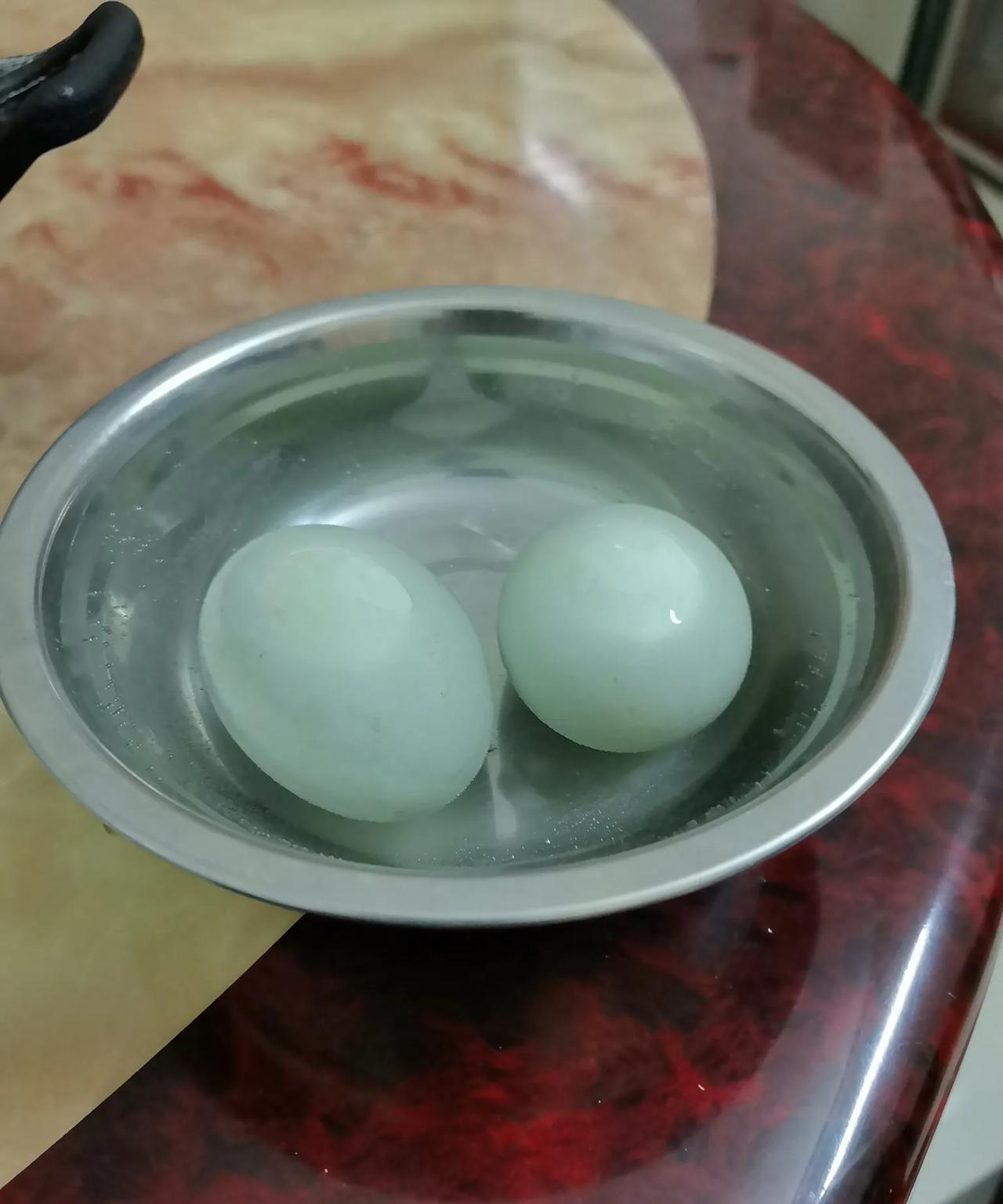 人们煮鸡蛋后，往往喜欢泡一会儿冷水，让鸡蛋壳迅速收缩，这样蛋壳容易剥一些。可是