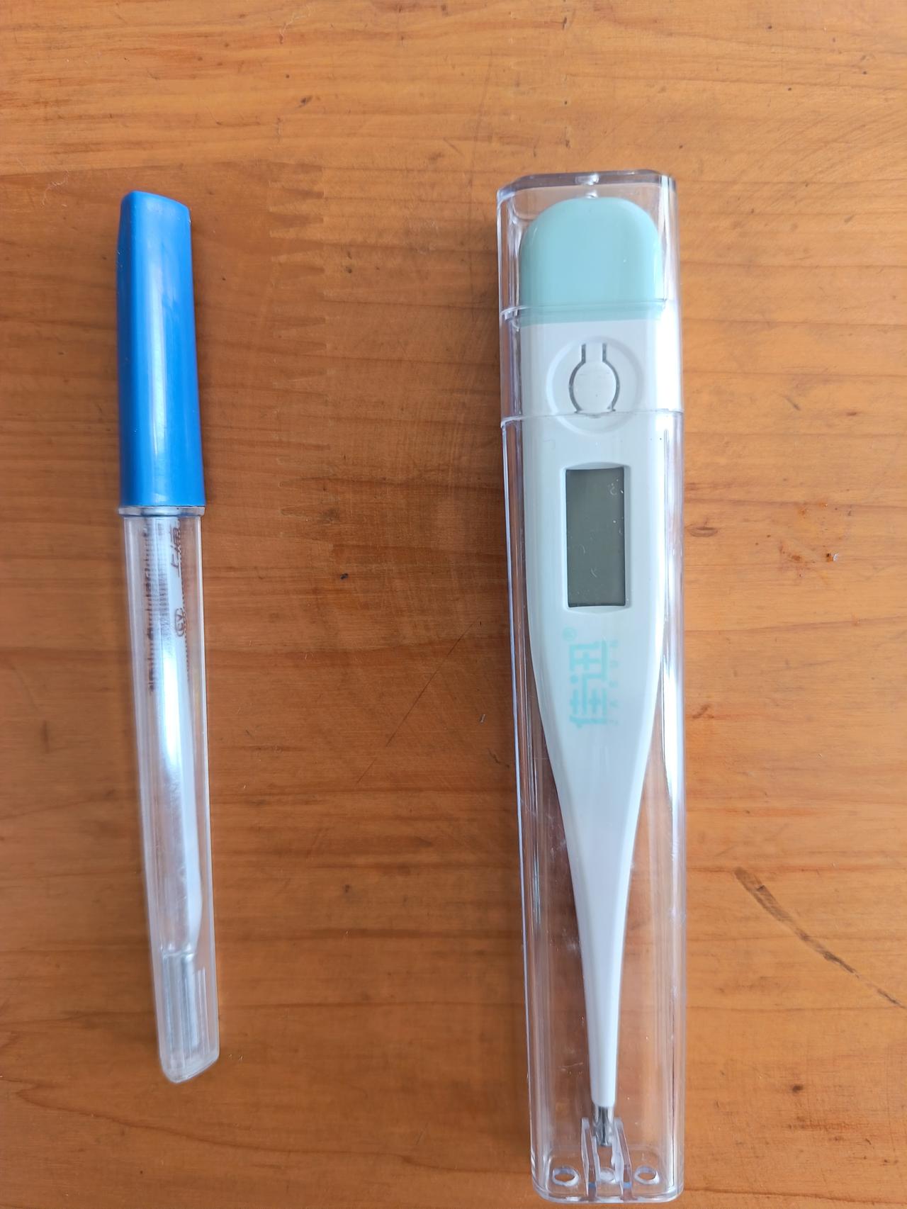 常听护士们说，实测水银体温计与电子体温计，几乎没啥大的误差。人们觉得电子体温计不