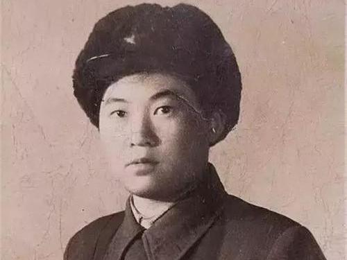 1950年，战斗英雄下身血流不止，医生正要帮她脱裤治疗，她强忍疼痛阻止说：“让女