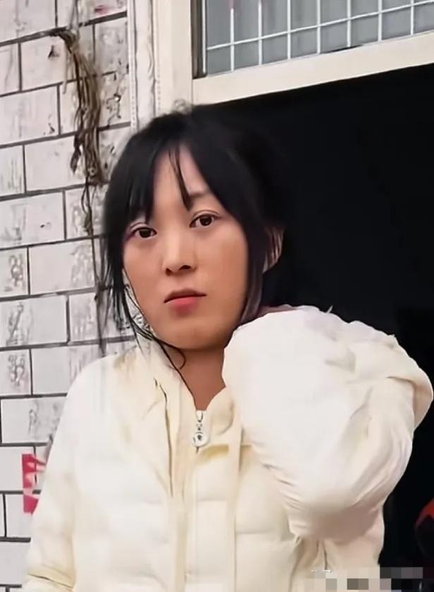 估计现在最破防的就是呆呆的老妈了，说好的过年杀年猪，结果一片肉没吃着，腊肉也