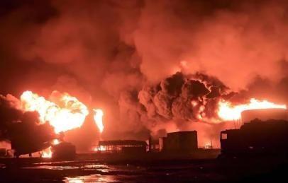 沙特摧毁两艘阿联酋军火船，爆炸火光照亮整个港口，白宫：这下麻烦大了！2025