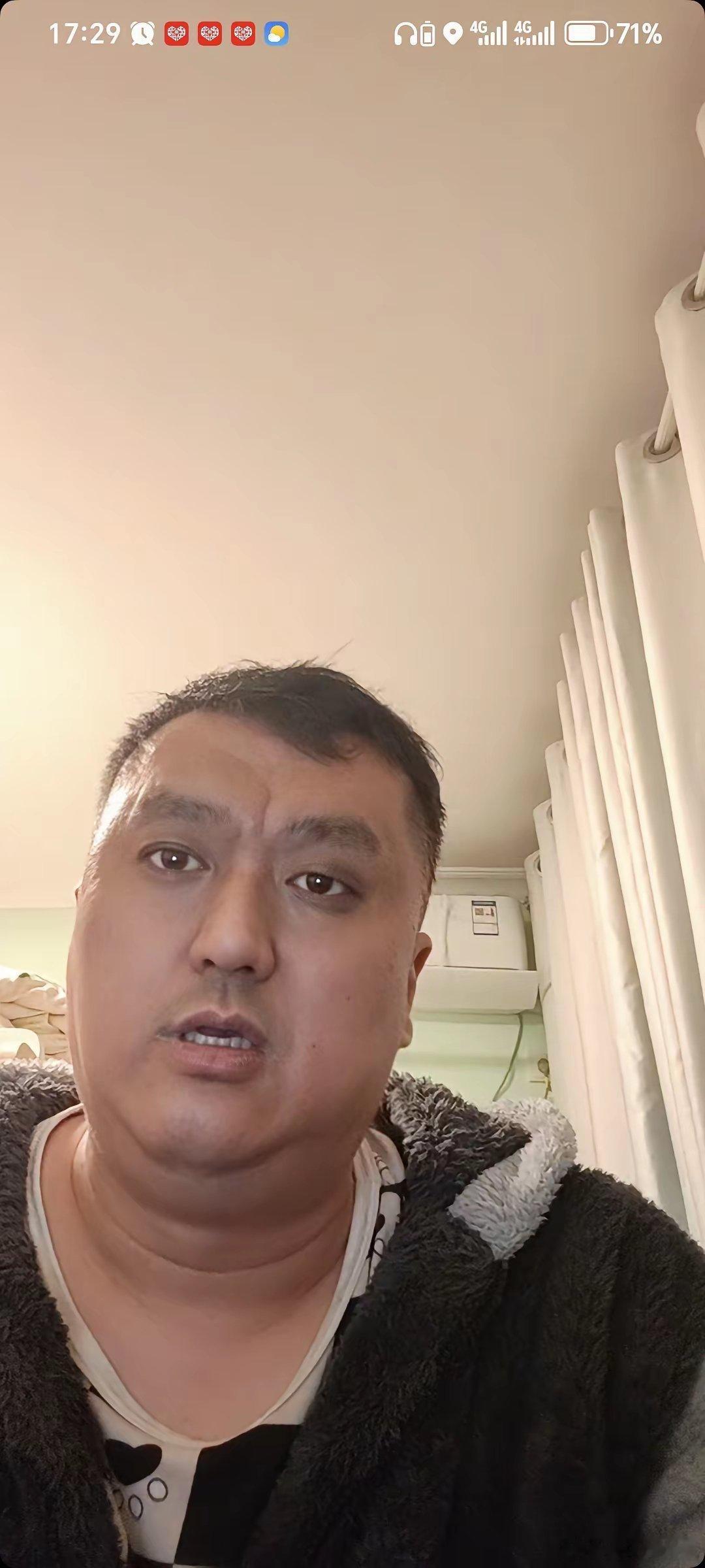 相声博士李宏烨每次只要直播必定会炫耀一下自己。而他自认为可以炫耀的有两个地方，一