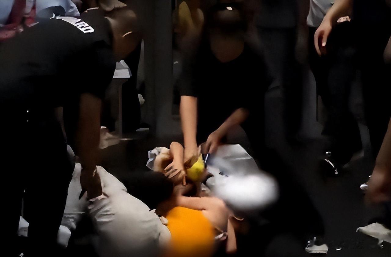 中国女孩遭耻辱性一幕，全网暴怒！泰企却嚷着：你们破坏了旅游业 7月25日，一