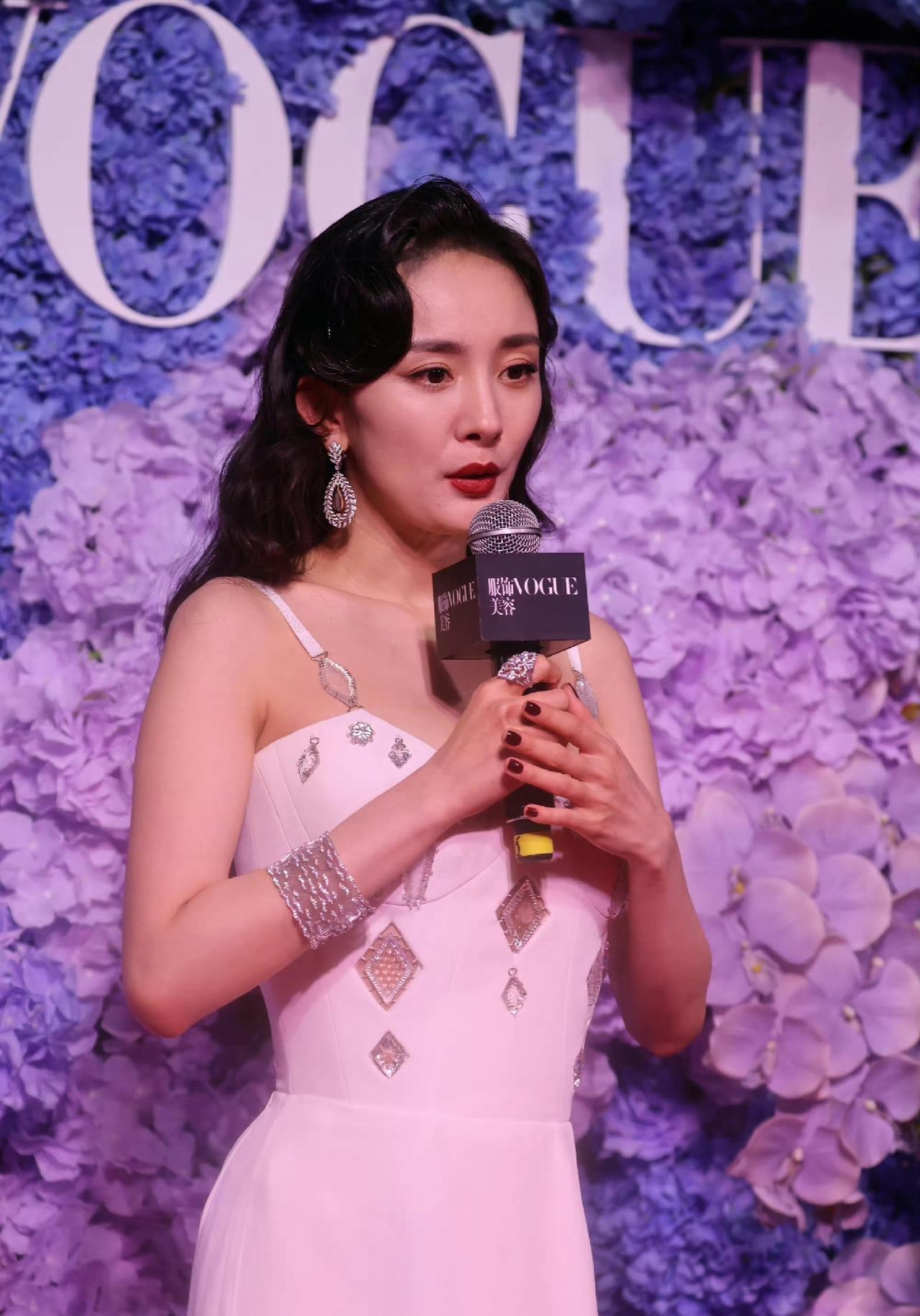 杨幂也有岁月的痕迹了，这些陪伴我们童年的女神们也老了，每次都会感慨一下，时间过得
