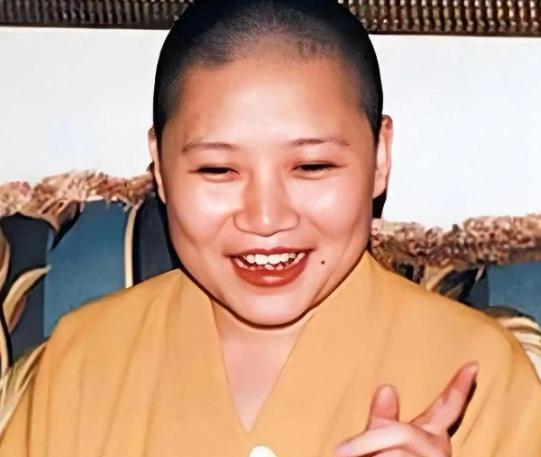“她居然在这里！”2000年，洛杉矶一座清静的佛寺内，姜昆偶然遇见了一个熟悉又陌
