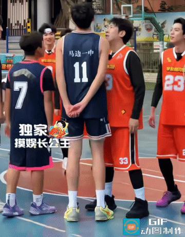 这个14岁的初中生往那儿一站，王鹤棣的身高都没优势了，于洋更是吓得拍着胸口往后退