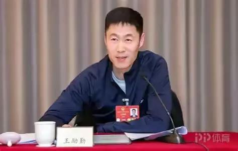 18天24场球，王曼昱拿完双冠，乒协领导王励勤没先找她，先找了她主管教练任浩。
