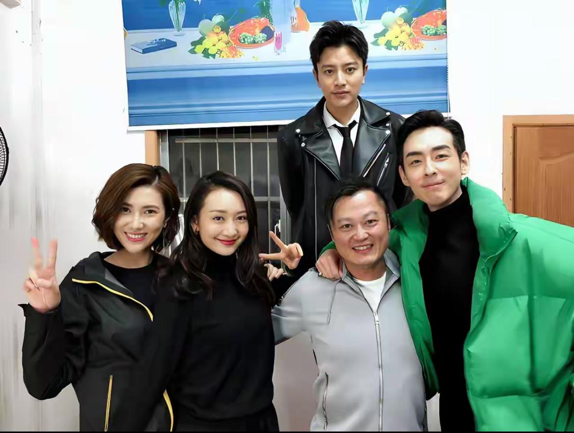 第一眼就看到了贾乃亮的大眼睛，王鸥还是那么的漂亮自信！绿色衣服的男人叫什么？是不