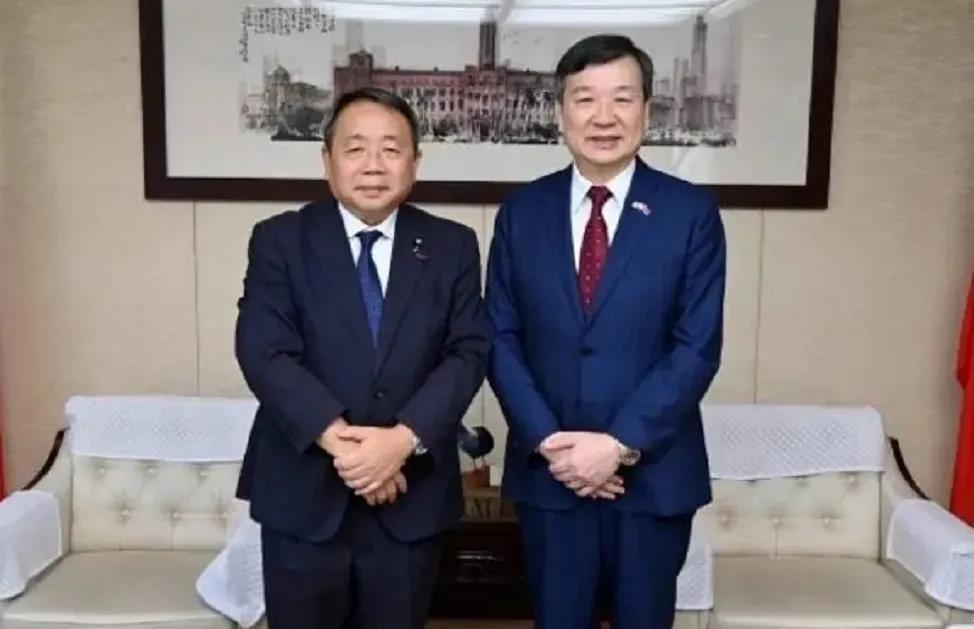 汉奸石平拒不悔改，找上民进党当局代表，要与“台独”分子合流在被中方制裁后，在