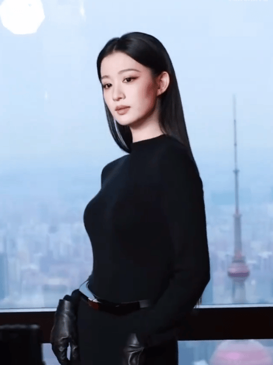 王楚然穿黑色长裙现身，清冷矜贵气质溢出屏幕，恶女气场全开。这黑月光造型，直接降