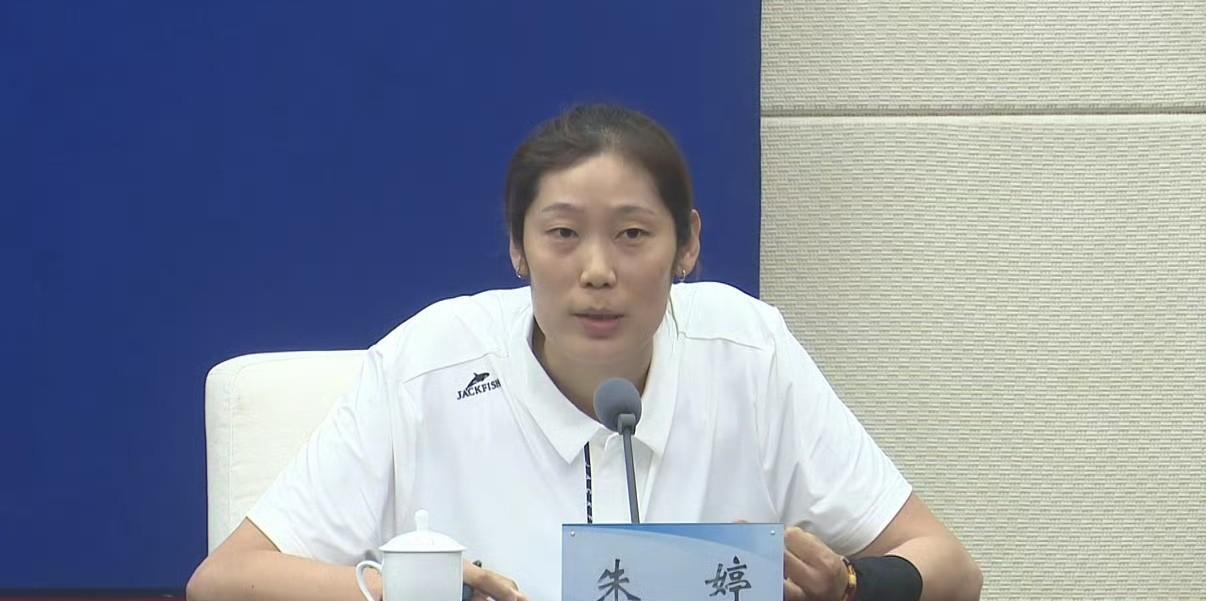 朱婷成熟了。她左手佩戴黑色护腕出席河南省女排城市联赛的发布会，被记者提问了“20