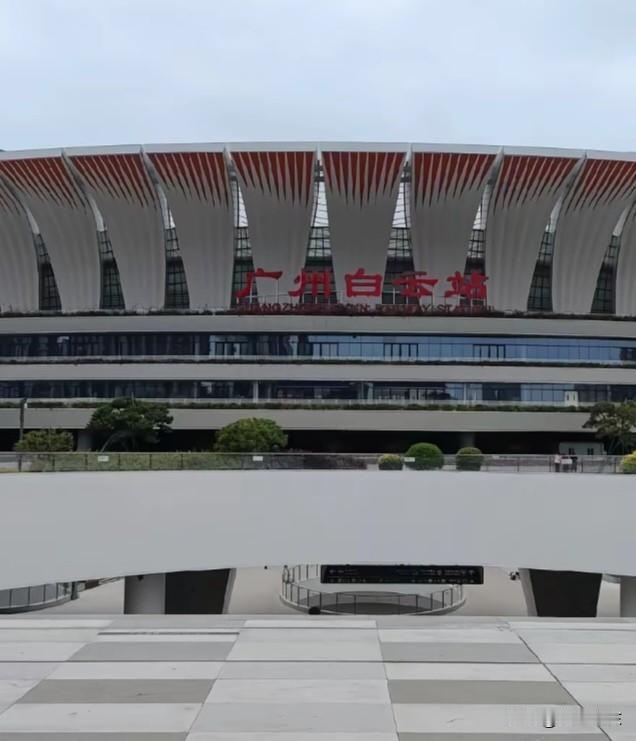 广州白云站真的是一种浪费吗？广州白云站建筑面积超越了广州南站，开通初期站内空
