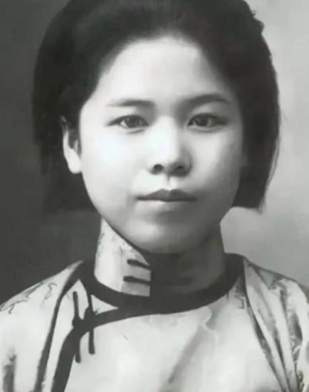 1947年，几个特务，扯下了杨虎城夫人谢葆真的裤子，在牢房里当着所有人的面，一根