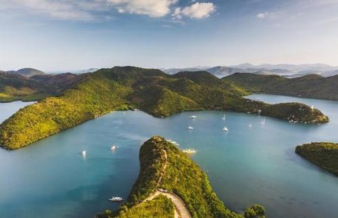 说句扎心的大实话，咱们在南海的“牌”，一开始烂到家了，人家手里是菲律宾的巴拉望岛